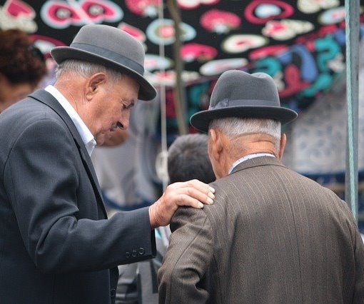 Reunión de jubilados que buscan información sobre el cannabis