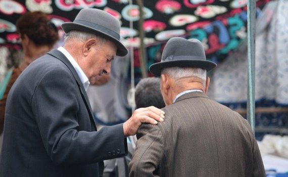 Reunión de jubilados que buscan información sobre el cannabis